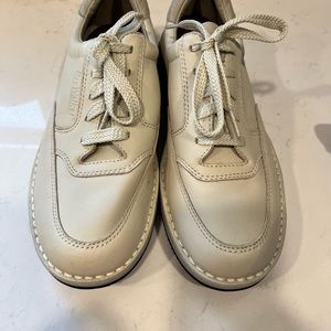 Rockport Walking Cream Color Leather Shoes. Size 10.5